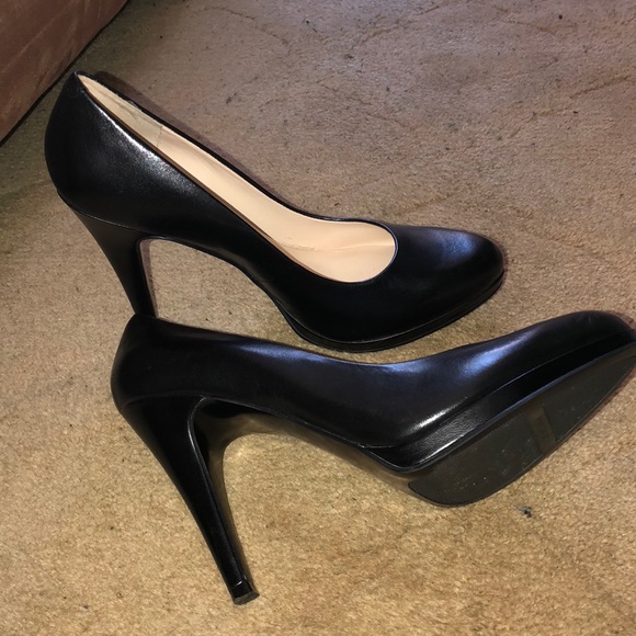 Black heels. - Picture 2 of 3